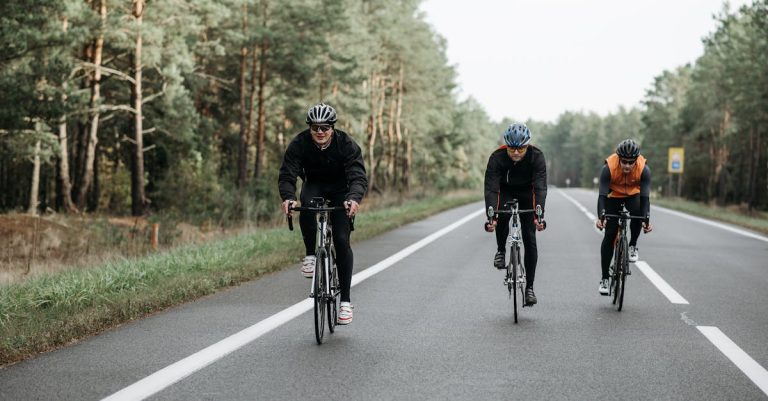 entrena eficazmente para el ciclismo de carretera con nuestros consejos y rutinas personalizadas. mejora tu resistencia, velocidad y técnica para alcanzar tus objetivos en cada recorrido.