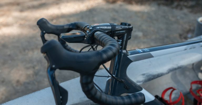 descubre una amplia gama de accesorios para ciclismo que mejorarán tu experiencia sobre la bicicleta. desde cascos y luces hasta bolsas y vestimenta técnica, cada artículo está diseñado para asegurar tu comodidad y seguridad en cada ruta.