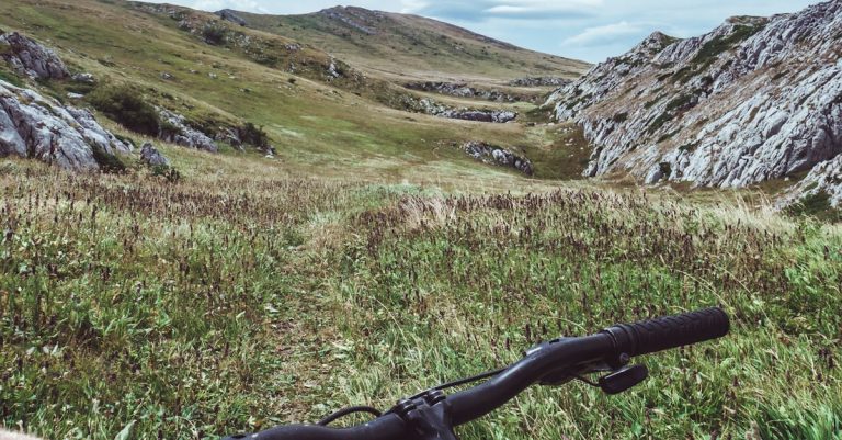 descubre la emocionante aventura del ciclismo de montaña, donde la adrenalina se une a la belleza natural. explora senderos desafiantes, paisajes impresionantes y mejora tus habilidades mientras disfrutas de la libertad en la naturaleza.