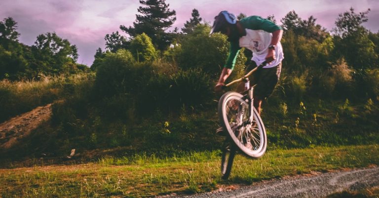 descubre la emoción del ciclismo de montaña: adrenalina, paisajes impresionantes y aventuras al aire libre. ¡prepárate para recorrer senderos y explorar la naturaleza en dos ruedas!