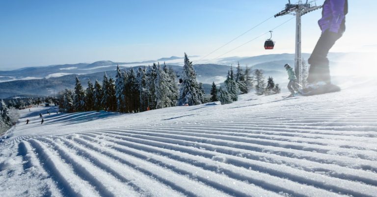 descubre la emoción del downhill, un deporte de aventura que combina velocidad y adrenalina en impresionantes descensos. atrévete a conquistar montañas y disfrutar de la naturaleza al máximo.