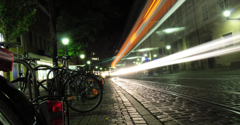 ilumina tu camino y garantiza tu seguridad con nuestras luces de bicicleta esenciales. descubre una variedad de opciones diseñadas para hacerte visible en la carretera, sin importar la hora del día.