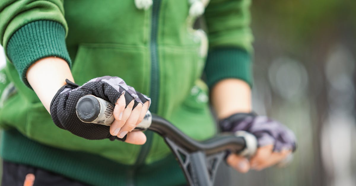 descubre nuestros guantes de ciclismo diseñados para ofrecerte la comodidad y el agarre que necesitas en cada recorrido. con materiales de alta calidad y un ajuste perfecto, mejorarás tu rendimiento en la bicicleta. ¡equipate para la aventura!