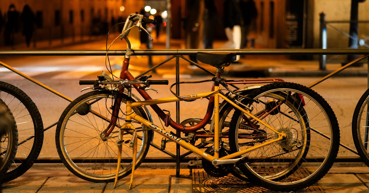 descubre la importancia de las luces de bicicleta esenciales para tu seguridad en la carretera. mejora tu visibilidad y pedalea con confianza durante la noche con nuestras recomendaciones de luces imprescindibles.