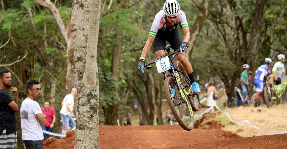 descubre nuestro curso de ciclismo en línea y mejora tus habilidades sobre la bicicleta desde la comodidad de tu hogar. aprenderás técnicas de pedaleo, entrenamiento efectivo y consejos de expertos para llevar tu ciclismo al siguiente nivel.