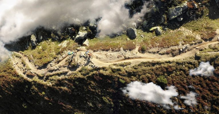 descubre la emocionante aventura del ciclismo de montaña. adéntrate en senderos impresionantes, desafía tu resistencia y disfruta de la belleza natural mientras conquistas cada pista. perfecto para aventureros y amantes de la naturaleza.