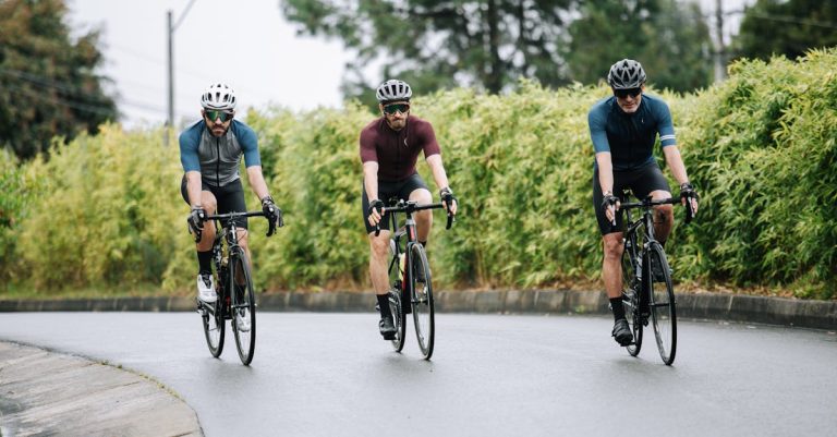 descubre nuestras gafas de ciclismo, diseñadas para brindar máxima protección y comodidad en cada trayecto. con lentes de alta calidad y un estilo moderno, ¡pedalea con claridad y confianza!