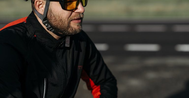 descubre nuestras gafas de sol para ciclismo, diseñadas para ofrecerte la máxima protección y comodidad en cada ruta. mejora tu rendimiento y protege tus ojos del sol y del viento mientras disfrutas de tus paseos en bicicleta.