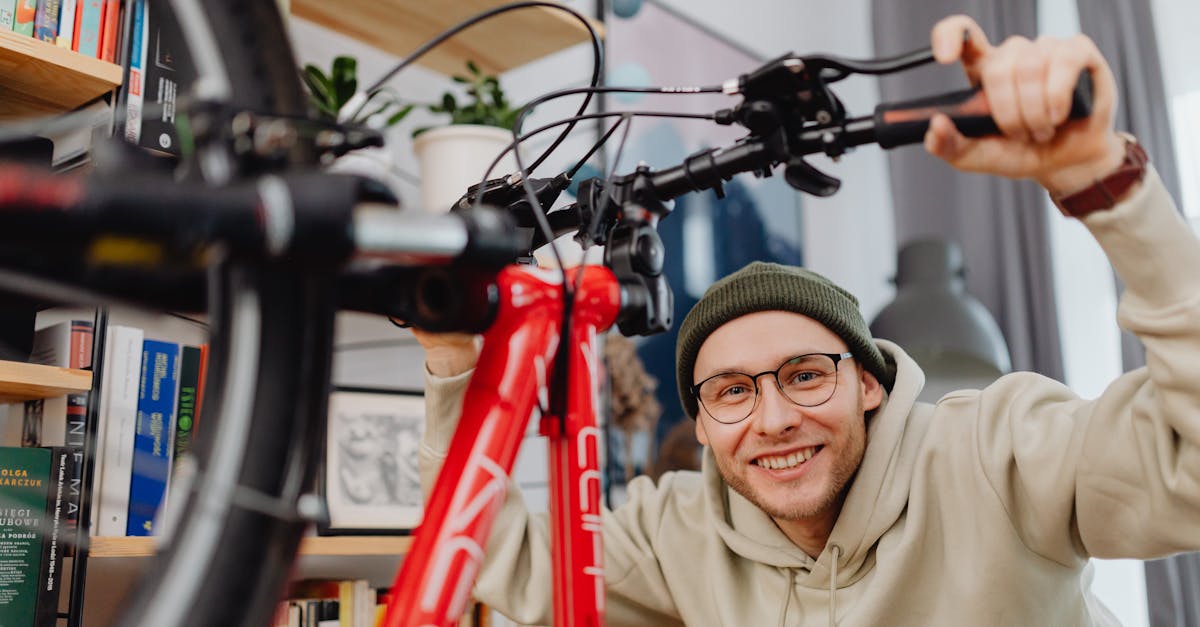 descubre nuestras gafas de ciclismo, diseñadas para ofrecerte la máxima protección y estilo en cada ruta. con lentes de alta visibilidad y un ajuste cómodo, pedalea con confianza y disfruta de la experiencia al aire libre.