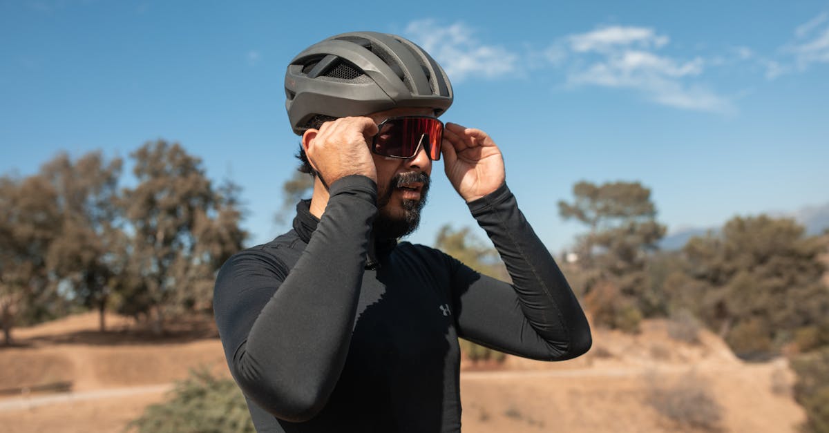 descubre nuestras gafas de sol para ciclismo, diseñadas para ofrecerte la máxima protección y confort. mejora tu experiencia en cada ruta con estilo y visibilidad óptima.